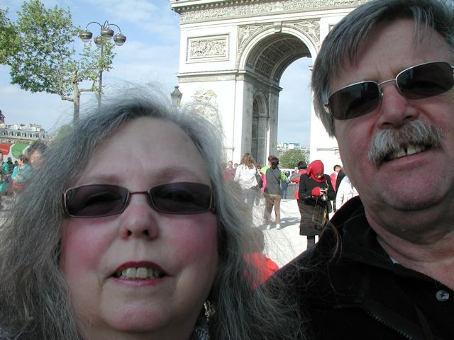 selfie at the arc de triomphe