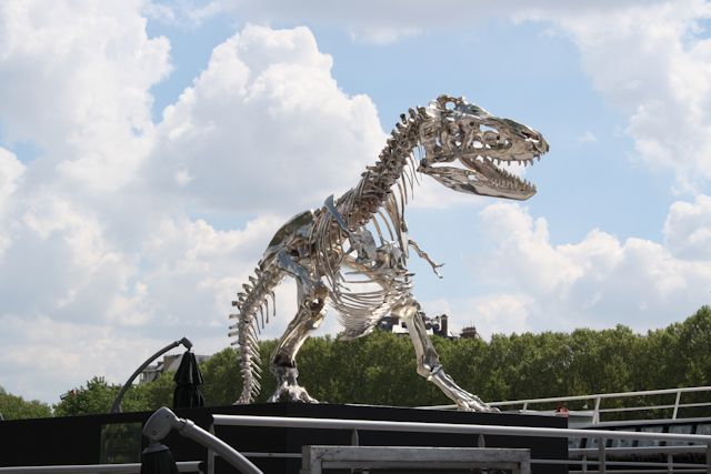 Dinosaur skeleton at the Bateau Mouche docks.
