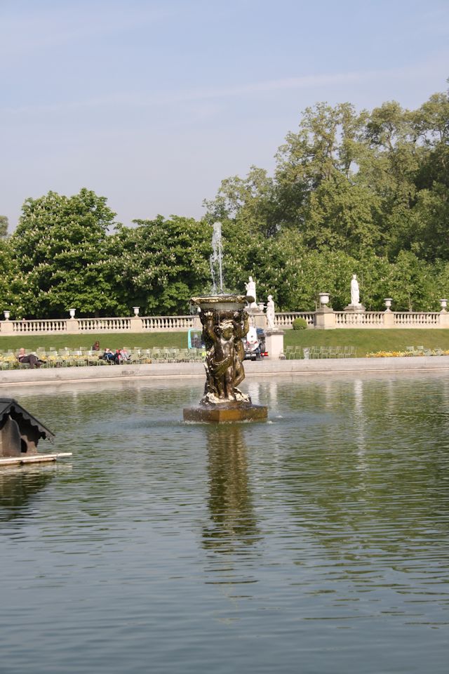 fountain in jardin du luxembourg