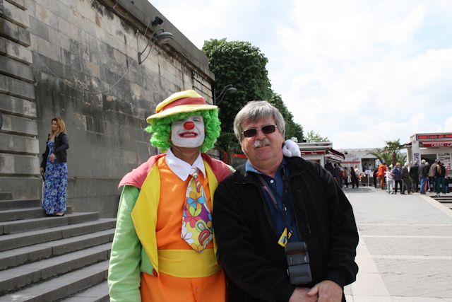 with clown near vedettes des paris 2